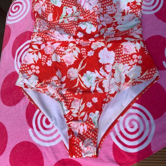 1XL Red Flower Patterned flattering one piece - Picture 4 of 6